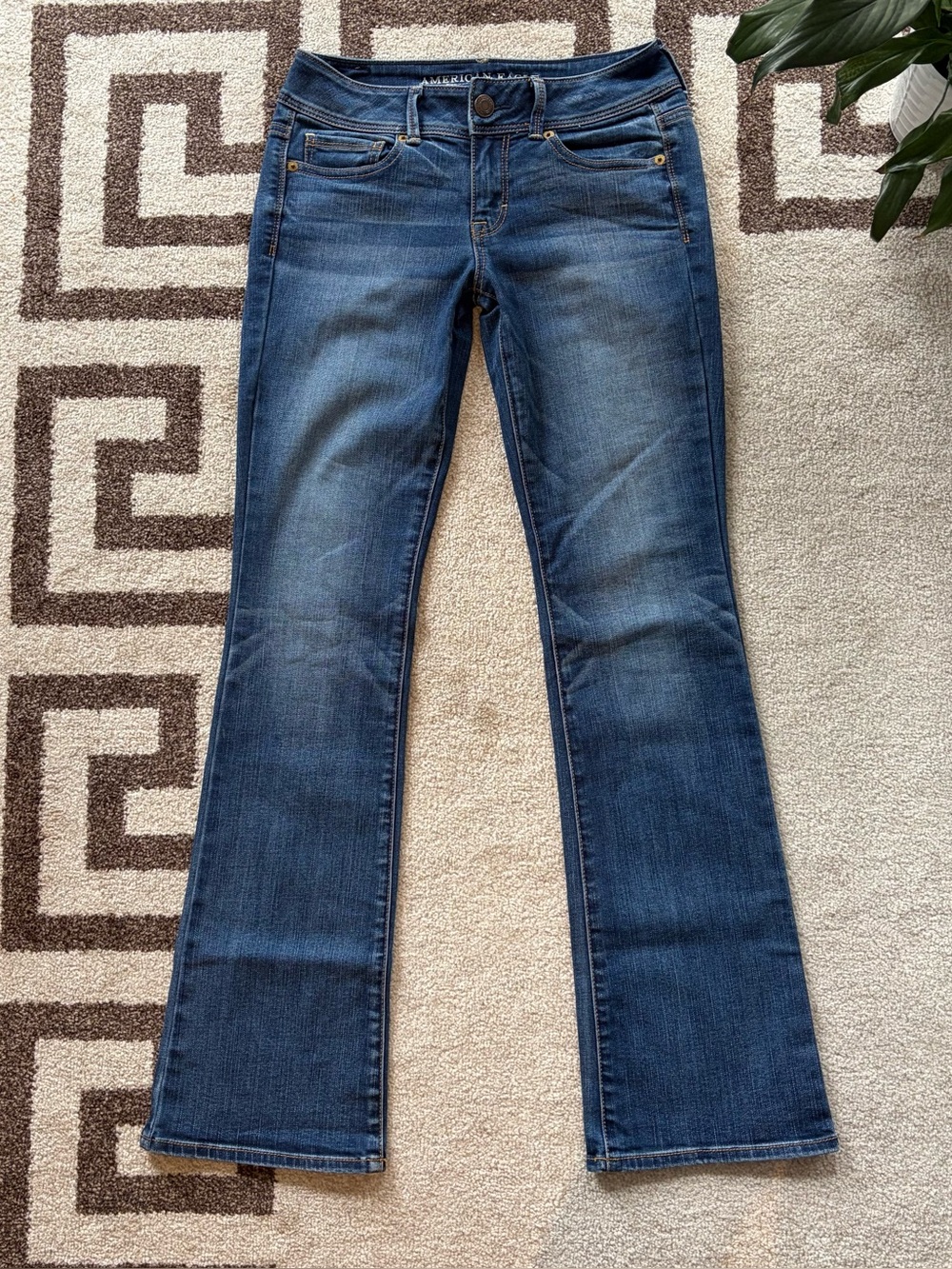American Eagle Low-Rise Kick Bootcut Blue
Medium Wash Denim Jeans EUC Size 4